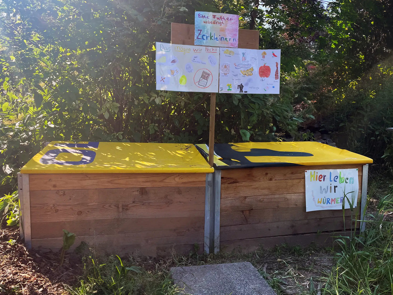 Wurmkomposter im Schulgarten an der Schule